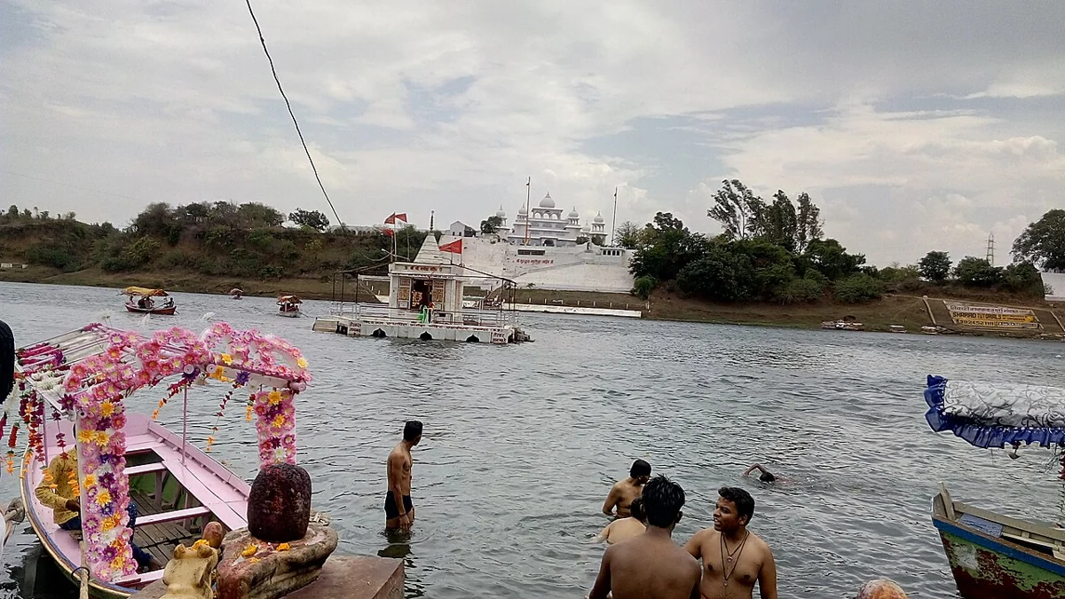 The wider Gwarighat riverfront setting, including the Gurudwara.