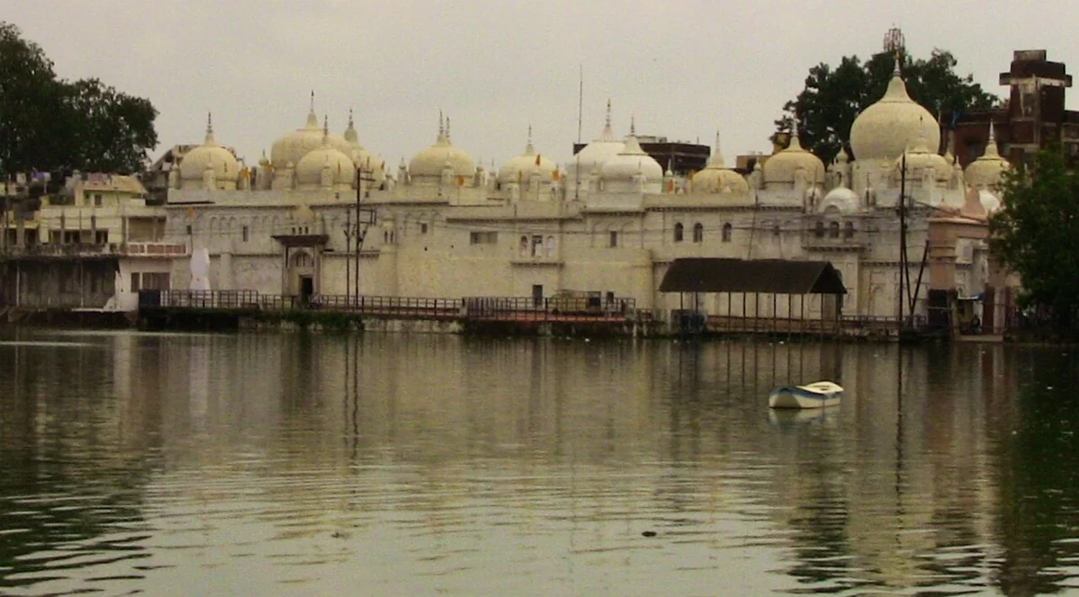 Hanumantal Bada Jain Mandir in the Jabalpur area · actual photograph
