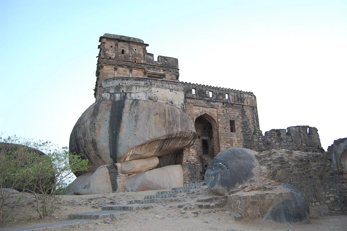 Madan Mahal Fort in the Jabalpur area · actual photograph