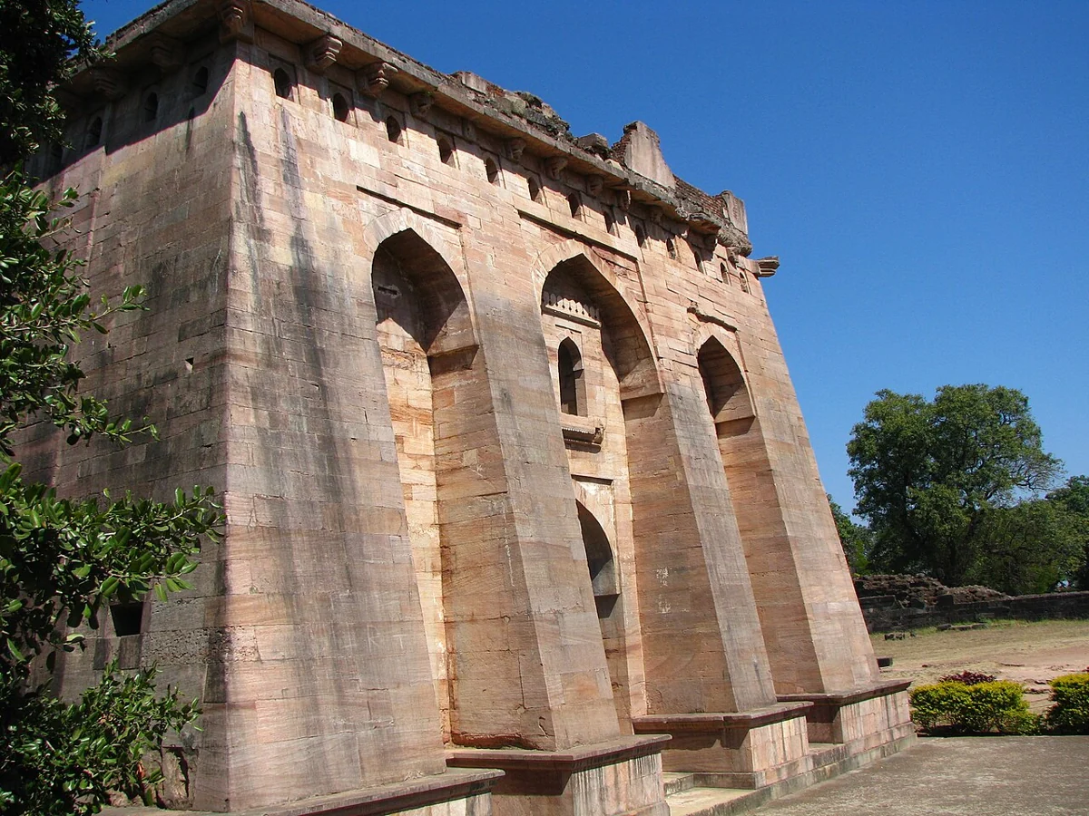 Hindola Mahal in Mandu · actual photograph